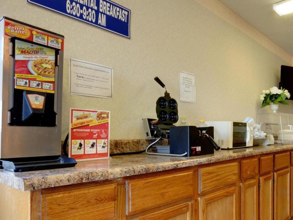 Americas Best Value Inn & Suites Macon Exterior photo